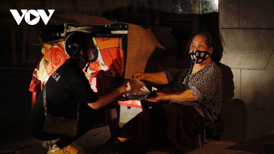 Disadvantaged people in Hanoi receive free meals at night